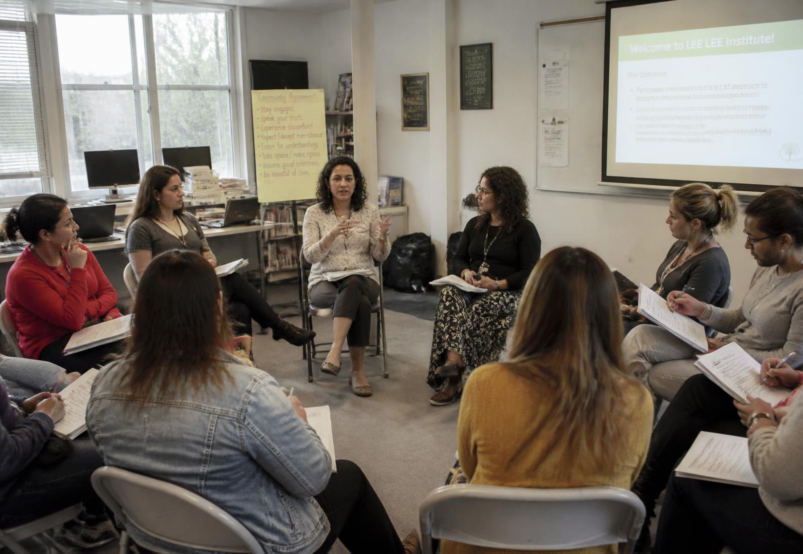 Educadores participando de uma sessão de formação em grupo